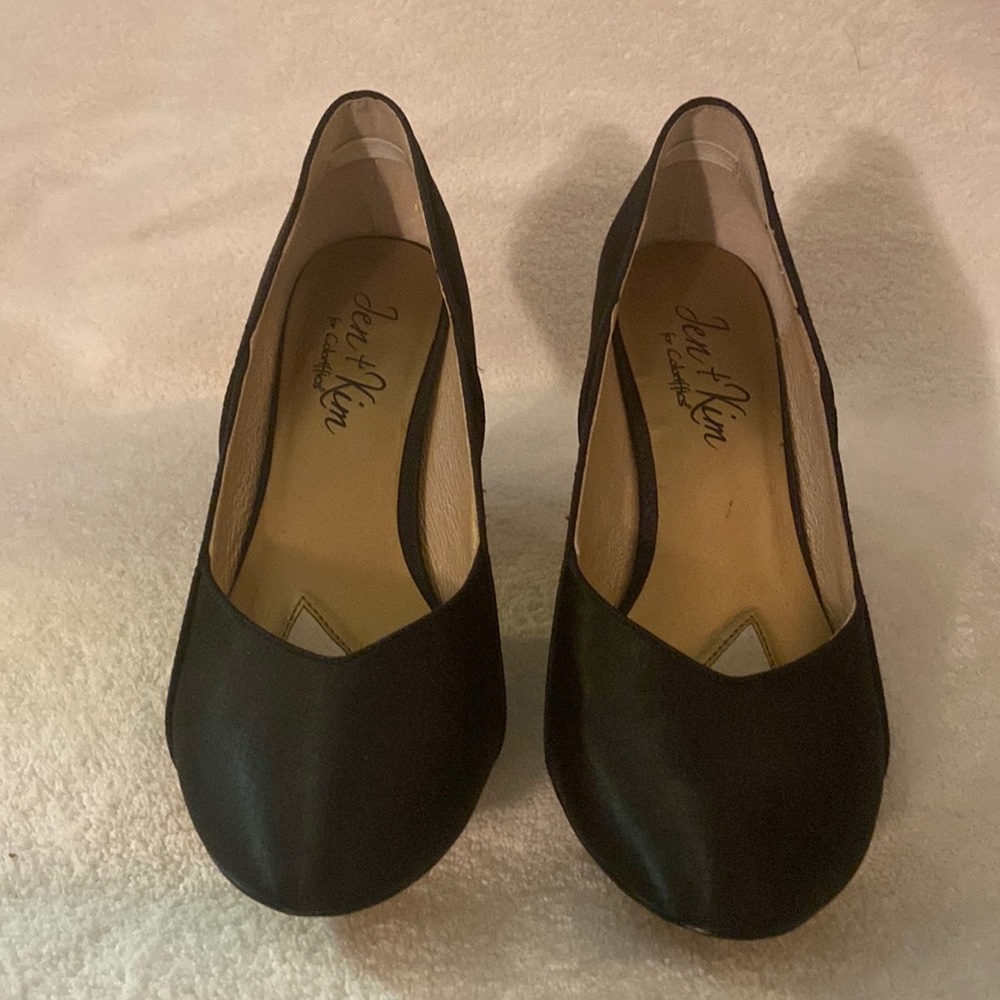 Black pumps